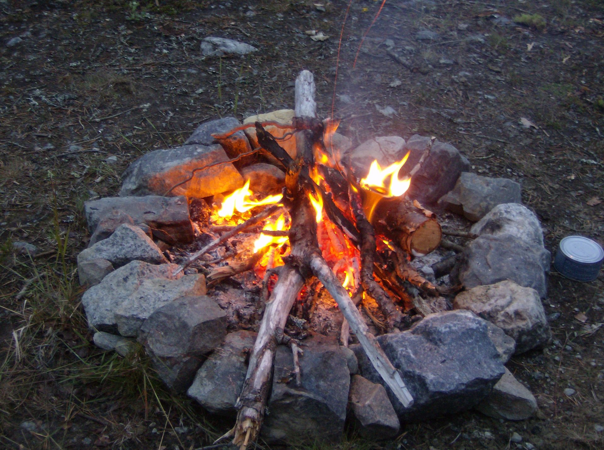 Lagerfeuer während bushcraft in Schweden